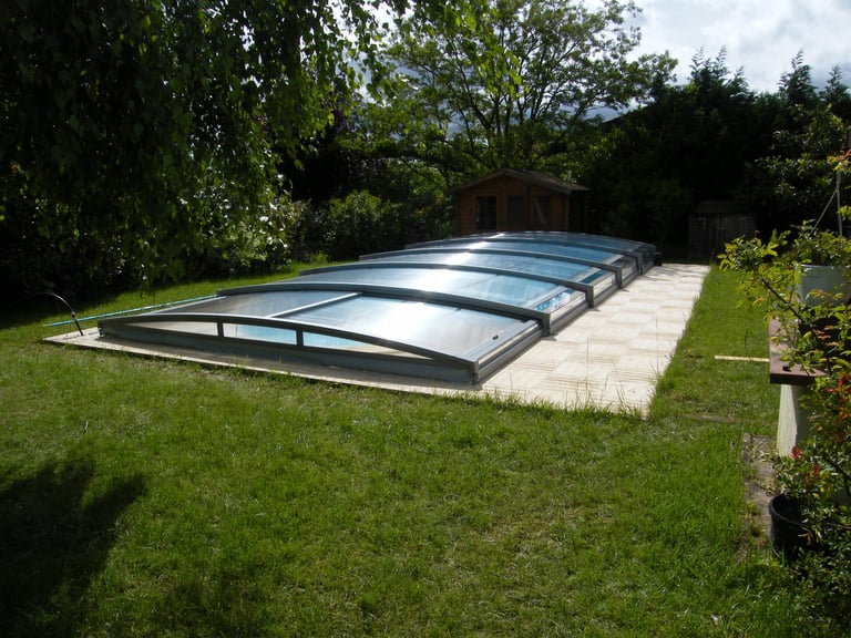 Barnsäker låsning på pooltak – trygghet för hela familjen