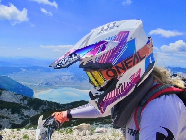 Freiheit-und-Fokus-Profilansicht-von-Yoalehrerin-Anja-auf-dem-Motorrad-vor-malerischer-Berg-und-Seekulisse