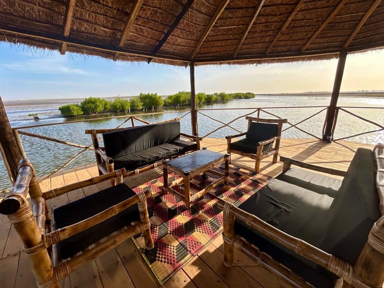 Vue de l'intérieur du ponton de l'hôtel de luxe, Maison Fimela, dans le Sine Saloum