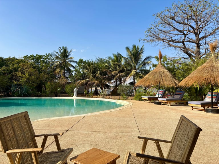 Vue de la piscine de l'hôtel de luxe Maison Fimela, situé dans le sine Saloum
