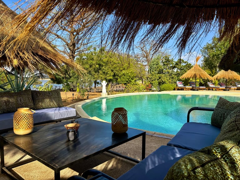Vue de la piscine et du bolong de l'hôtel de luxe, Maison Fimela, situé dans le Sine Saloum