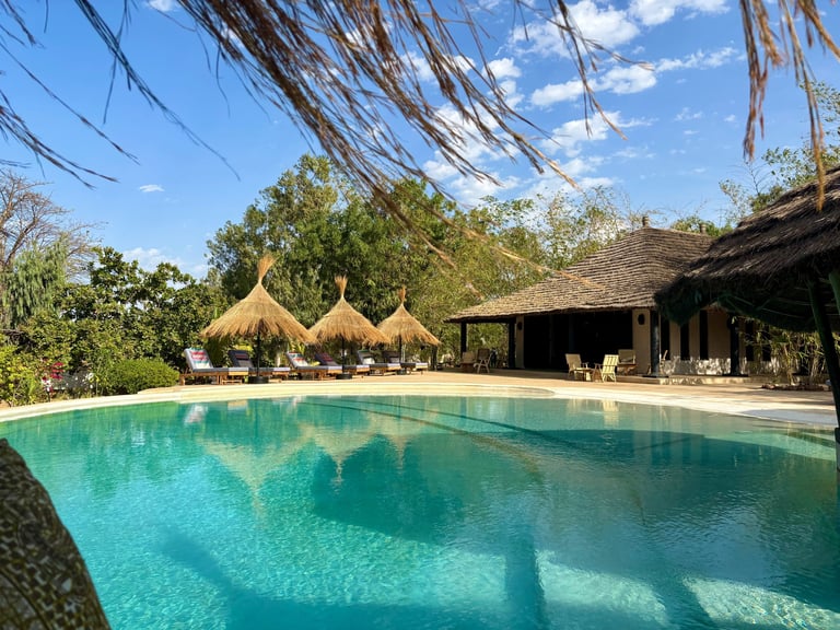 Vue de la piscine et du bar de l'hôtel de luxe, Maison Fimela, situé dans le Sine Saloum