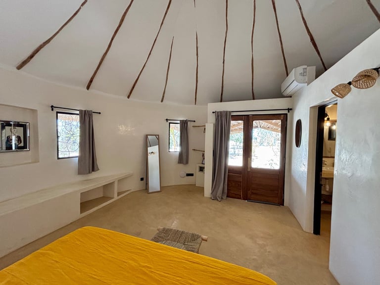 Vue intérieure d'une chambre classique du boutique hotel Maison Fimela dans le Sine Saloum