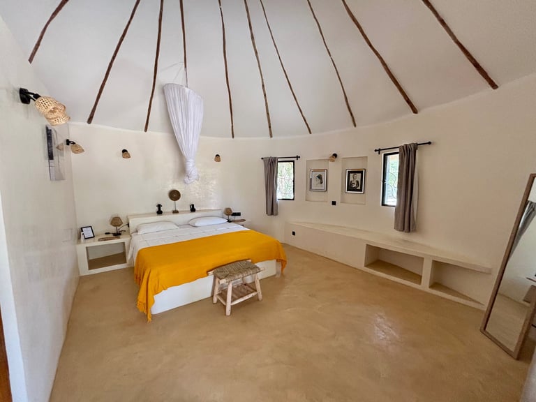 Vue intérieure d'une chambre classique du boutique hotel Maison Fimela situé dans le Sine Saloum