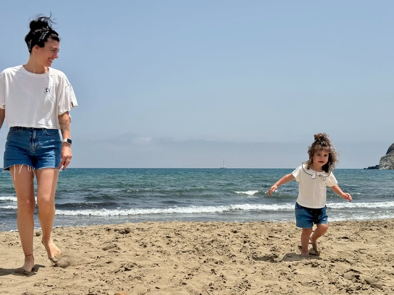 une mère et sa petite fille passe un bon moment sur une plage en andalousie