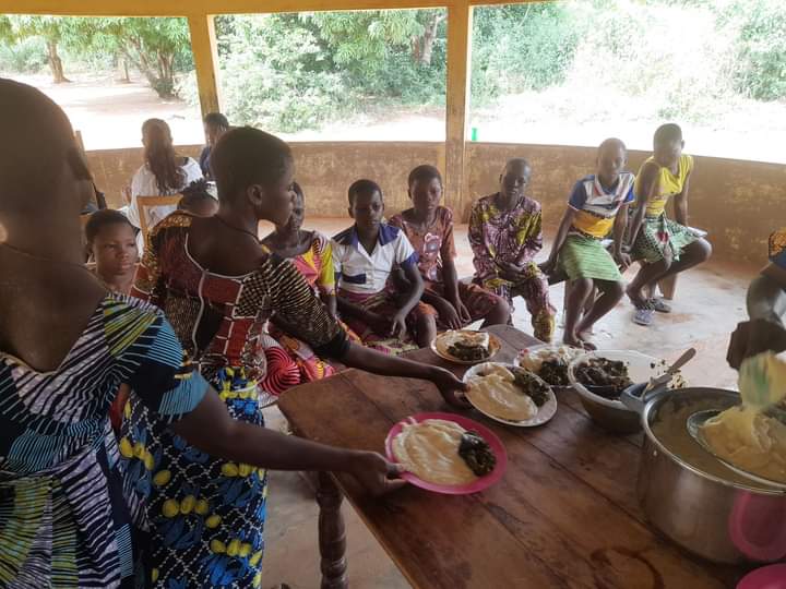 Cantine solidaire au centre d'éducation alternatif de Zè qui propose un repas gratuit