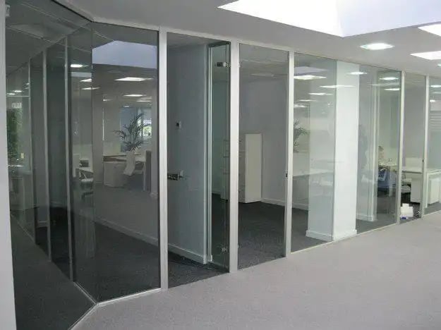 Mamparas de oficina en cristal laminado de 5+5 mm espesor con paneles de melamina en el interior   