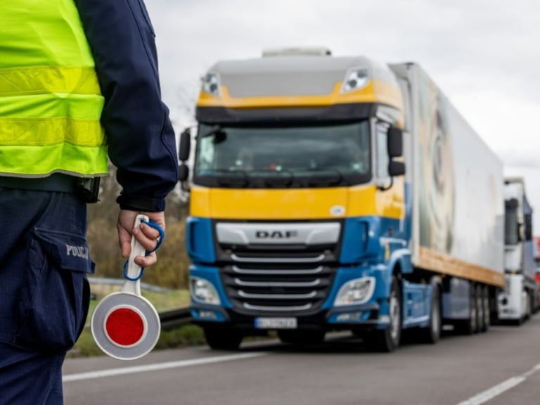 Des routiers polonais bloquent la frontière ukrainienne pour dénoncer "une concurrence déloyale"