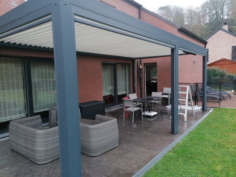 Pergola P190 offrant une protection efficace contre les éléments météorologiques