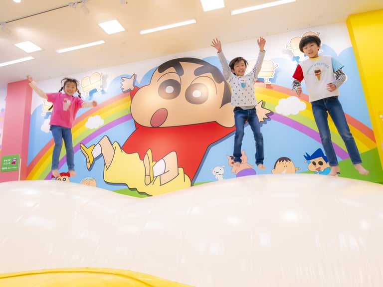 室内施設「クレヨンしんちゃん オラの あそべるゆめぱ~く」のしんちゃんのおしりで飛ぶ利用者|堺市のニュースならサカイタイムズ