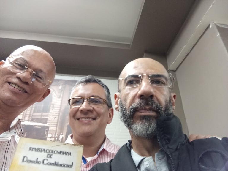 A la izquierda, el profesor Francisco Javier Zapata Vanegas, Codirector de la Revista,.