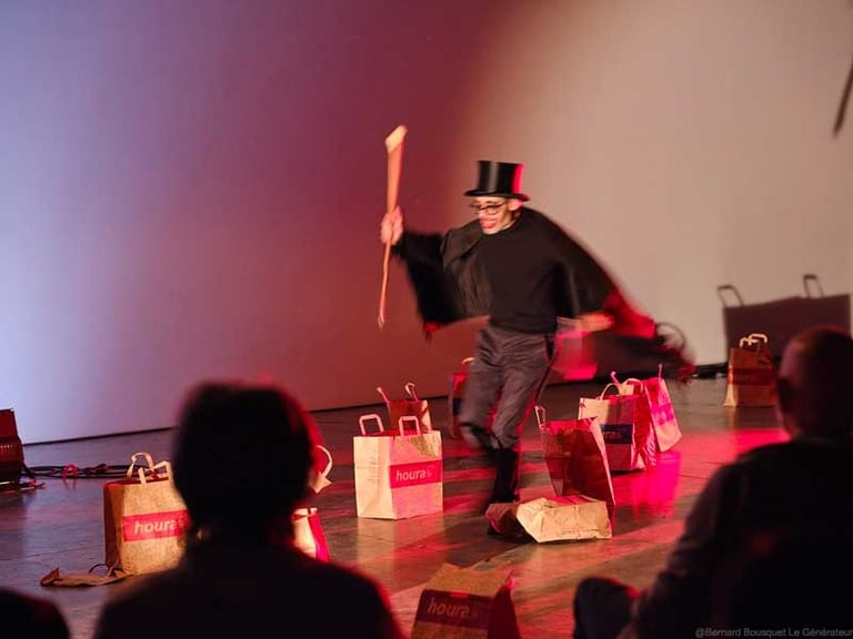 David Noir en Mr Hyde dans la performance "T'es toi" au Générateur | Photo Bernard Bousquet