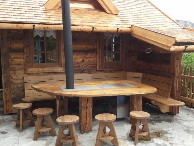 gemütliches Gartenhaus aus Massivholz mit uriger Sitzgruppe