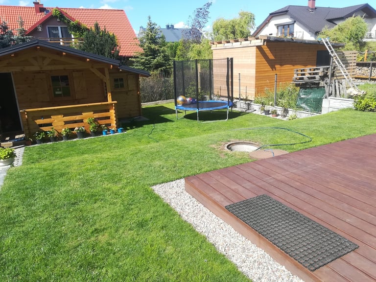 Zdjęcie po wykonaniu usługi - założenie nowego trawnika i wykonanie drewnianego tarasu. 