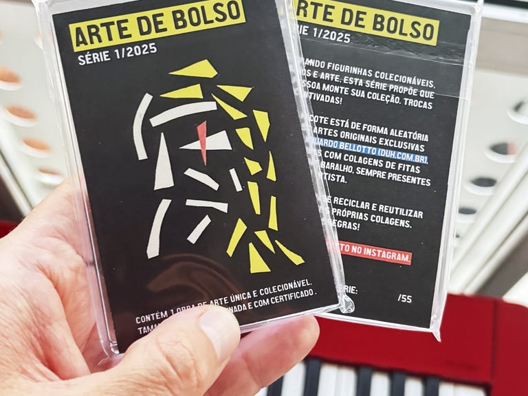 foto de uma mão segurando dois pacotes da série arte de bolso.