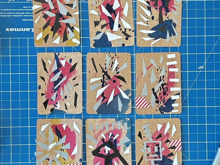 série inverno 25, nove peças em papel craft, ecoline e fitas adesivas, cada uma com aproximadamente 6,3 x 8,8 cm.