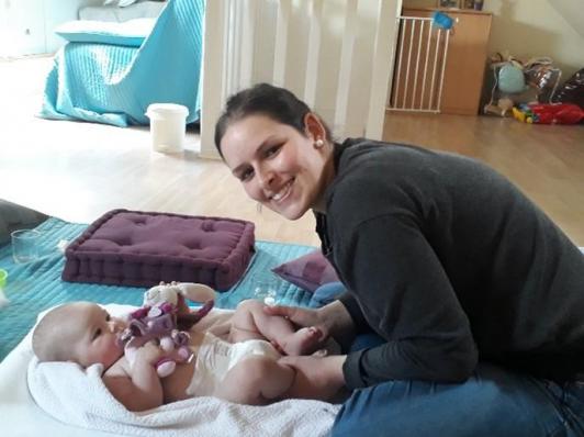 femme heureuse massant son bébé