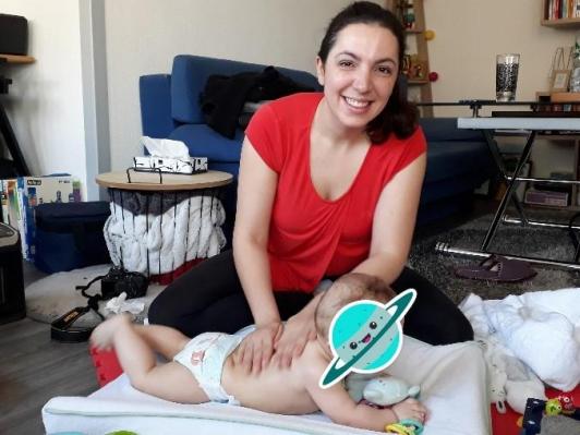 femme heureuse massant son bébé