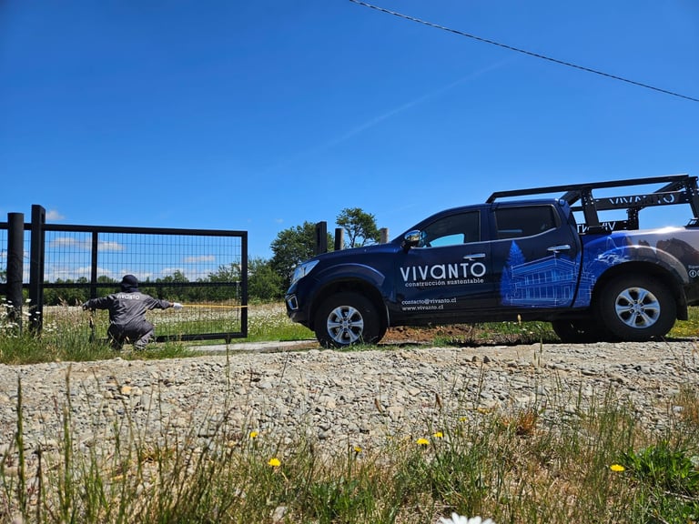 Instalación de portón metálico con fundaciones de hormigón en parcela rural, obra civil menor