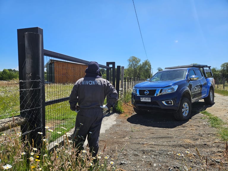 Instalación de portón metálico con fundaciones de hormigón en parcela rural, obra civil menor