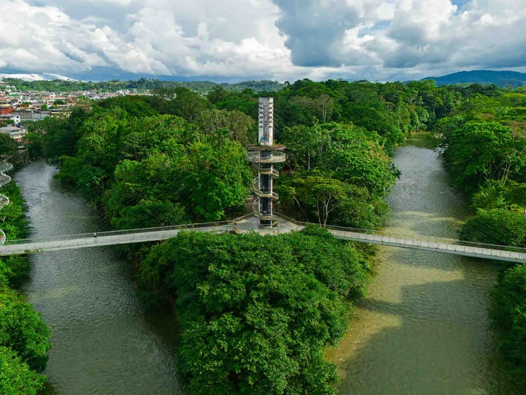 Foto de dron del puente de la ciudad Tena en Ecuador