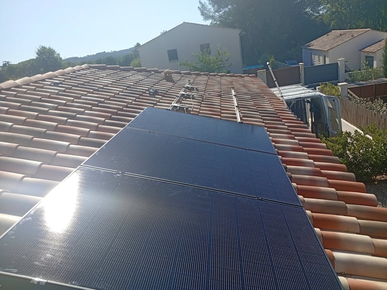 Installation photovoltaïque à Lorgues : pose des panneaux solaires noirs sur toiture en tuiles avec orientation optimale