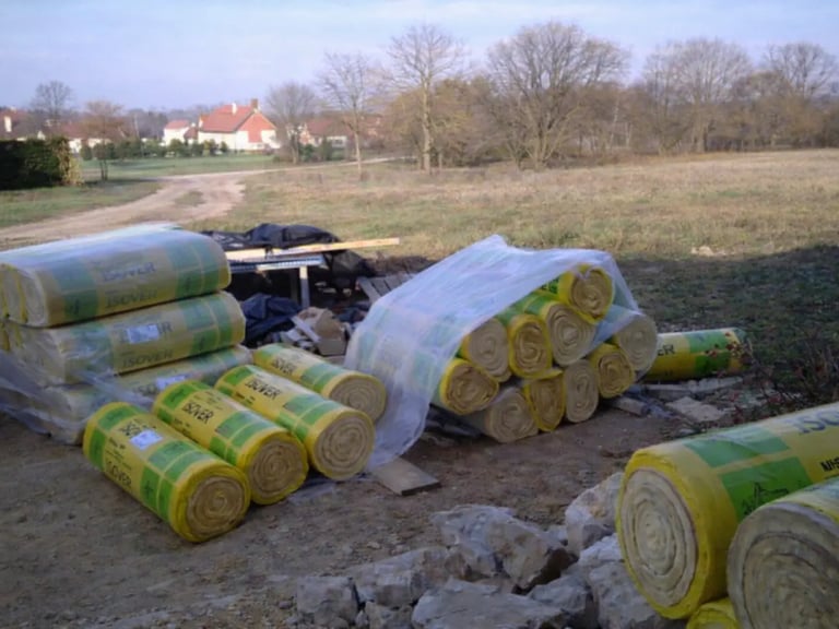 rouleau de laine de verre sur chantier