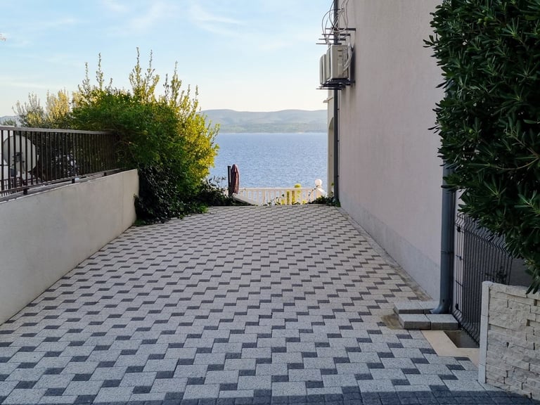 Private parking for two cars with sea view, Easy Living Holiday Home, Lokva Rogoznica