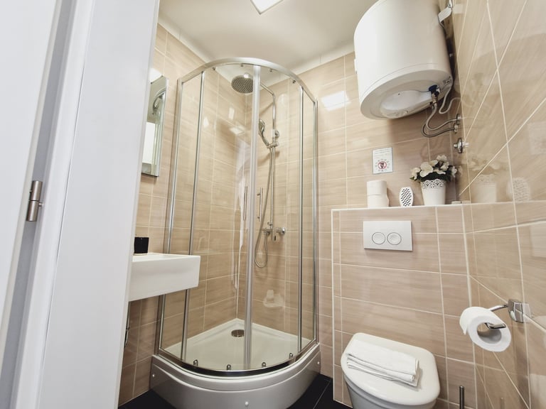 Bathroom with shower, sink and toilet bowl