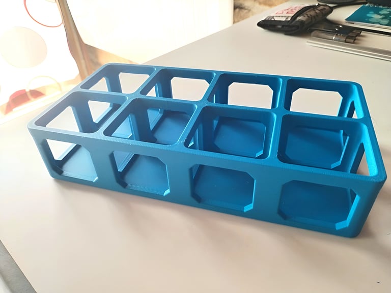 support de flacon de couleur bleu sur fond blanc réalisé par optiprint3d
