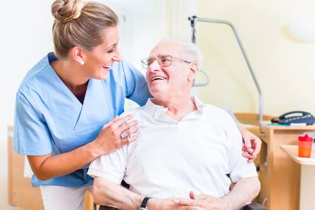 Asistencia médica orientada al bienestar de la tercera edad.