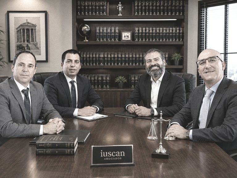 Equipo jurídico de Iuscan Abogados en Las Palmas especializado en derecho civil, penal, laboral, suc