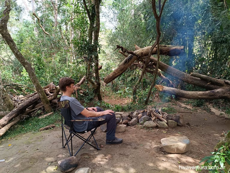 Apreciando a fogueira no acampamento