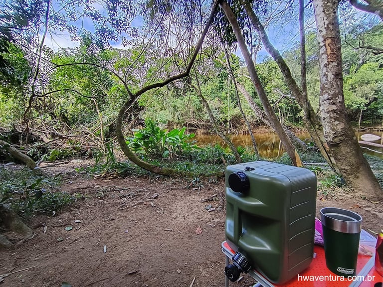 Mesa com o galão de água, e a vista para o rio da Vargem do Braço