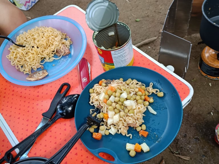 Almoço tradicional de acampamento, miojo com sardinha e seleta de legumes