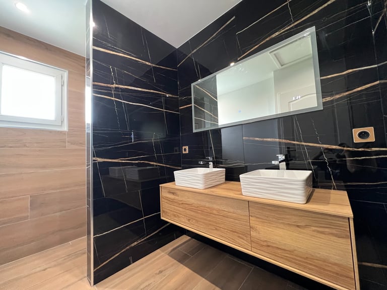 salle de bain effet marbre noir