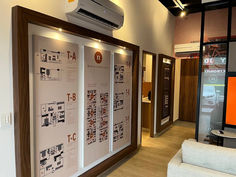 Paneles de señalización interior con planos arquitectónicos para showroom de departamentos