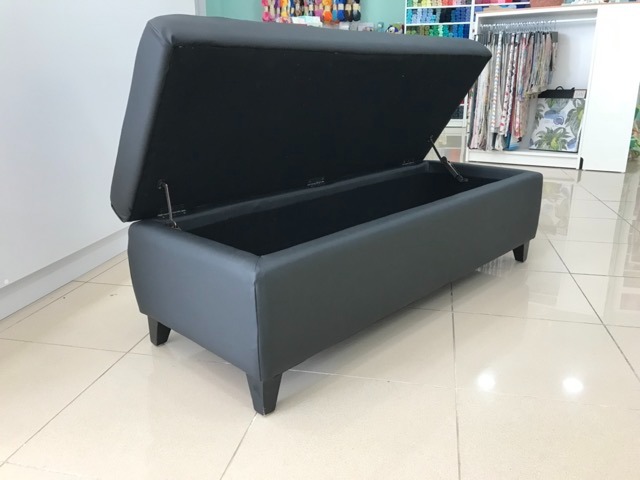 Tapicería arcón reposa pies en polipiel negro. Tenerife.