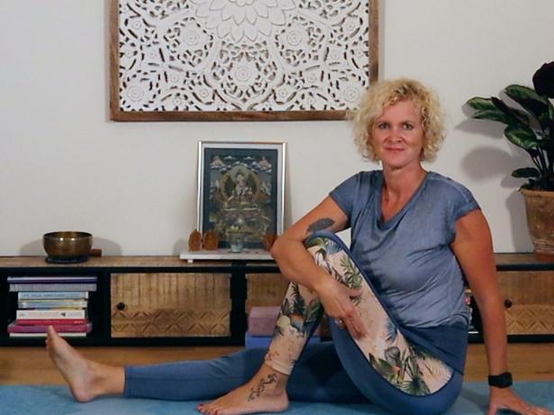 Yogalehrerin Lea Lüthy in einer sanften Drehhaltung, typisch für achtsames Yoga