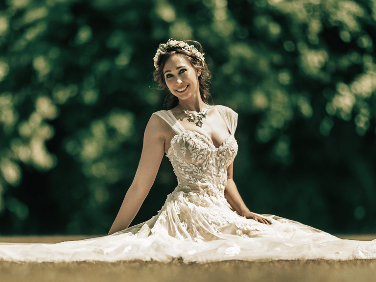 Strahlende Braut im Sonnenlicht – natürliche Hochzeitsfotografie am Möhnesee