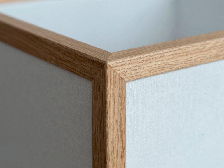 Macro photograph of a perfectly joined natural oak frame corner, soft north-facing daylight, subtle linen mat texture visible, shallow depth of field, 35mm