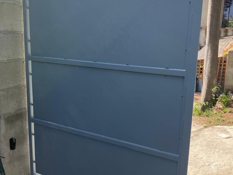 Portail acier avec tole vissé 