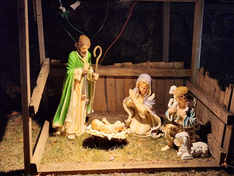 Nativity stable from pallet