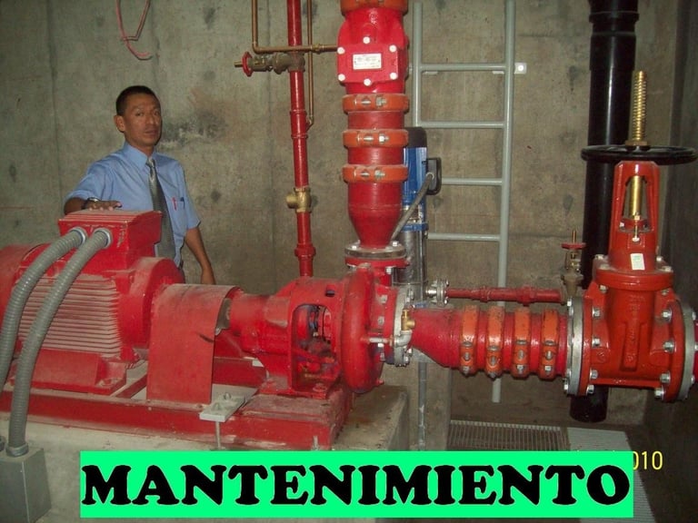 Sistema de bomba contra incendio en edificio multifamiliar durante mantenimiento preventivo. Inspecc