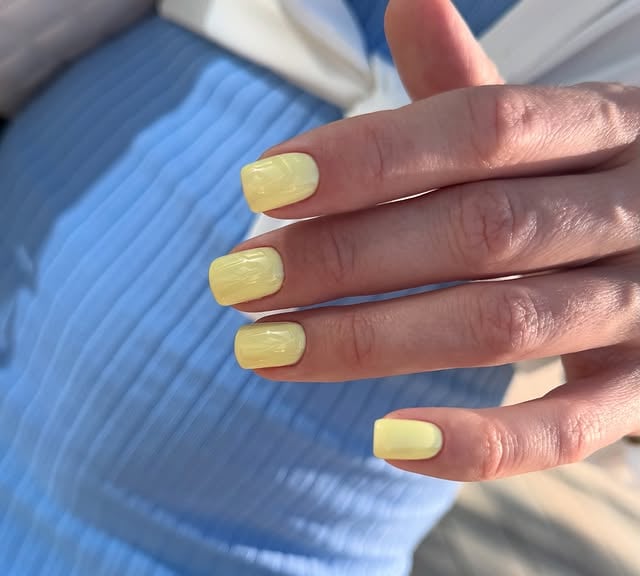 Klientės nagai nulakuoti geltonai