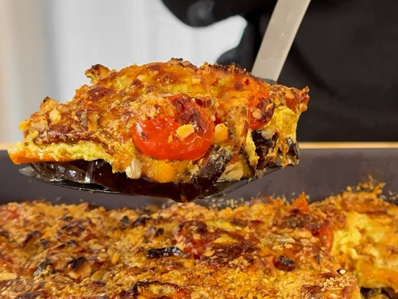 Come fare la ricetta vegetariana sformato di verdure al forno con crema di pesto e crumble salato