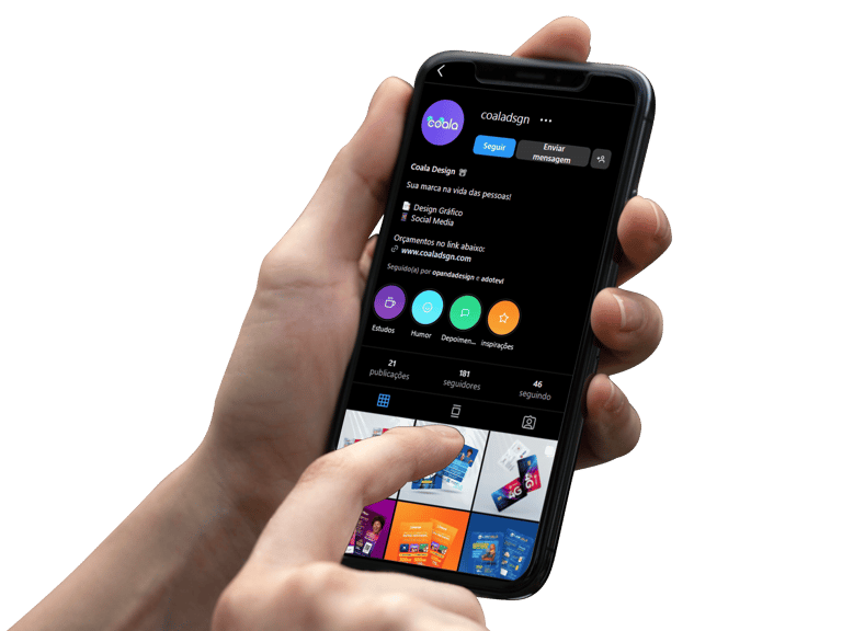 uma pessoa segurando um telefone com um telefone na mão no instagram.