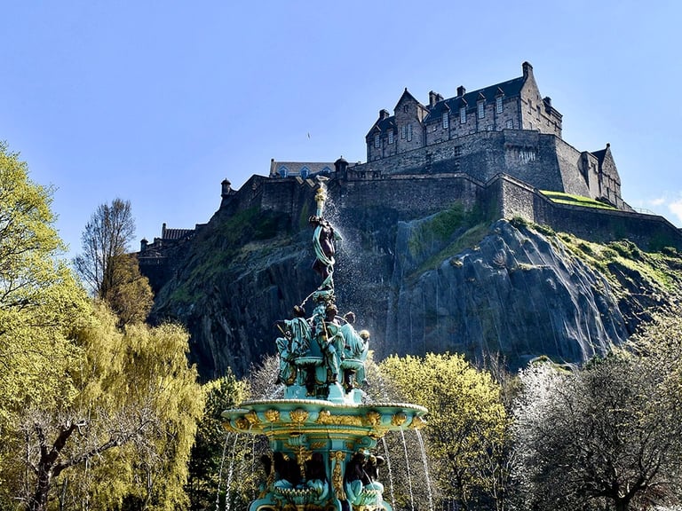 Chateau d'Edimbourg vue depus la fontaine de Princs Street Garden