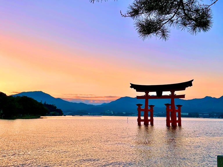 Torii flotant sur l'ile sacrée de Miyajima