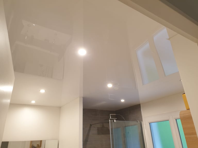 Plafond tendu PVC blanc laqué salle de bains avec spots intégrés